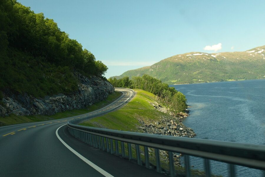 Motorvei ved siden av vann
