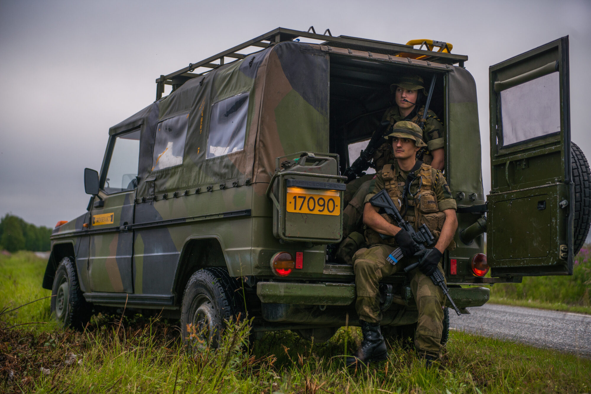 Vw_oeroYcuo To grensejegere på patrulje på grensen mot Russland. Frykten for en mer aggressiv nabo er nå blitt offisiell norsk politikk. Foto:
Frederik Ringnes/ Forsvaret
