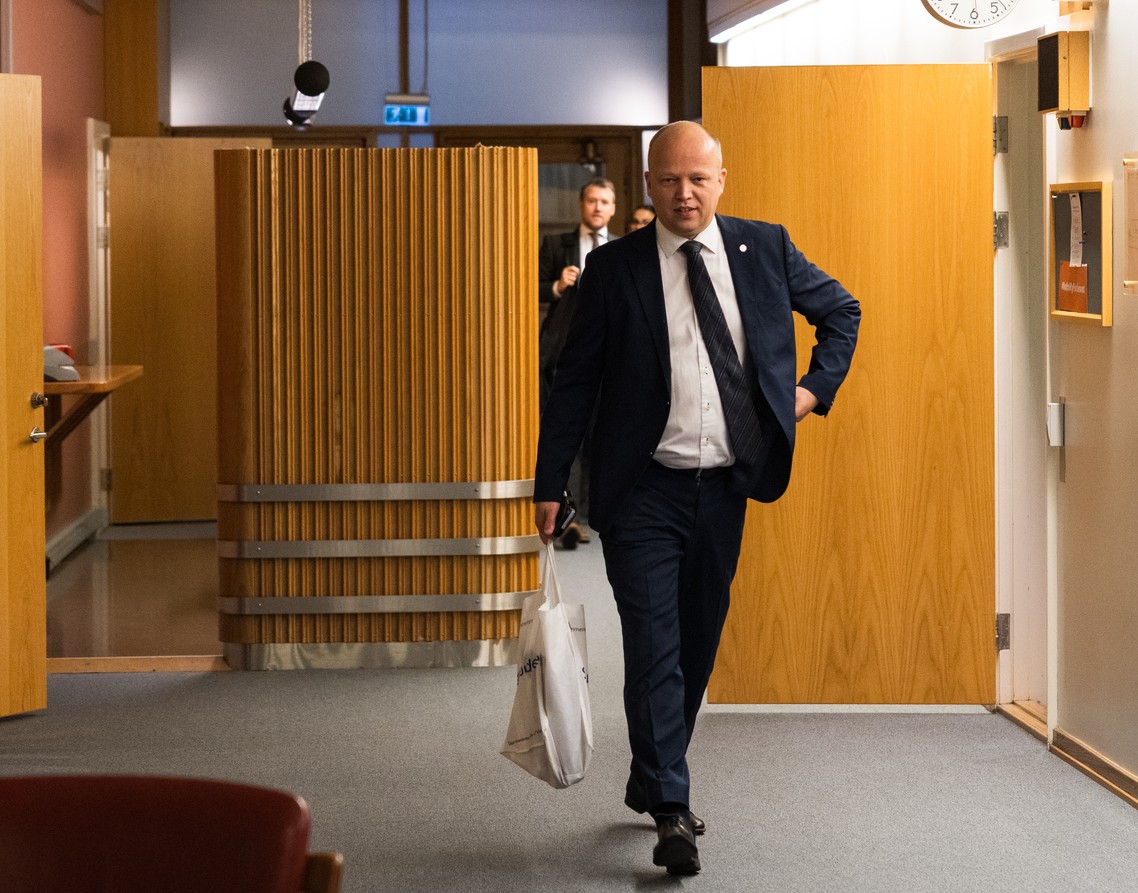 Statsbudsjett for 2024 Kjempesmell: Sp-leder Trygve Slagsvold Vedum berget stortingsplassen, men aldri tidligere har en Sp-leder hatt en mindre gruppe omkring seg. Valgsmellen bør kanskje føre til oppgjør med deler av løsningene man har hegnet om de siste årene. Foto: Peter Mydske/Stortinget