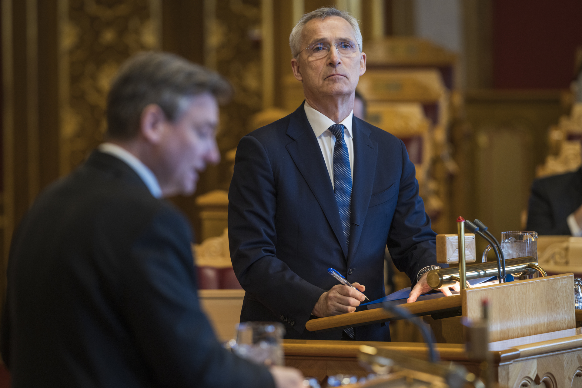 Det blir mange krevende runder i Stortinget for den påtroppende regjeringen i årene som kommer. Her er finansminister Jens Stoltenberg i debatt med Høyres Henrik Aasheim tidligere i år. Foto: Peter Mydske/Stortinget
