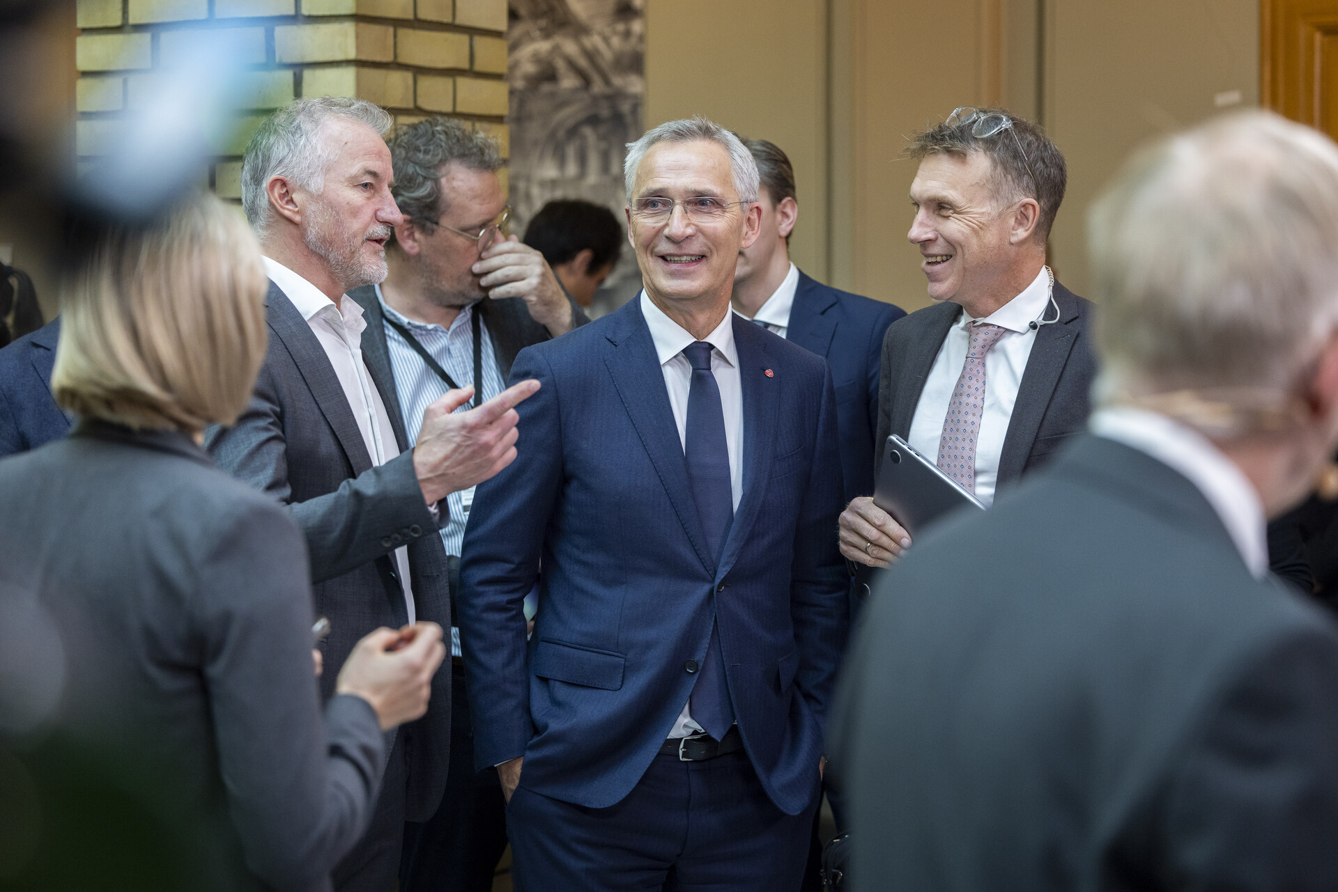 Siste runde: Finansminister Jens smiler bredt i Stortingets vandrehall etter at han har avlevert det som med all sannsynlighet er sitt siste statsbudsjett. Alle fallgruber i budsjettdokumentene kan han se stort på: Nå venter verden. Som leder av Sikkerhetskonferansen i München. Foto: 
Morten Brakestad/Stortinget