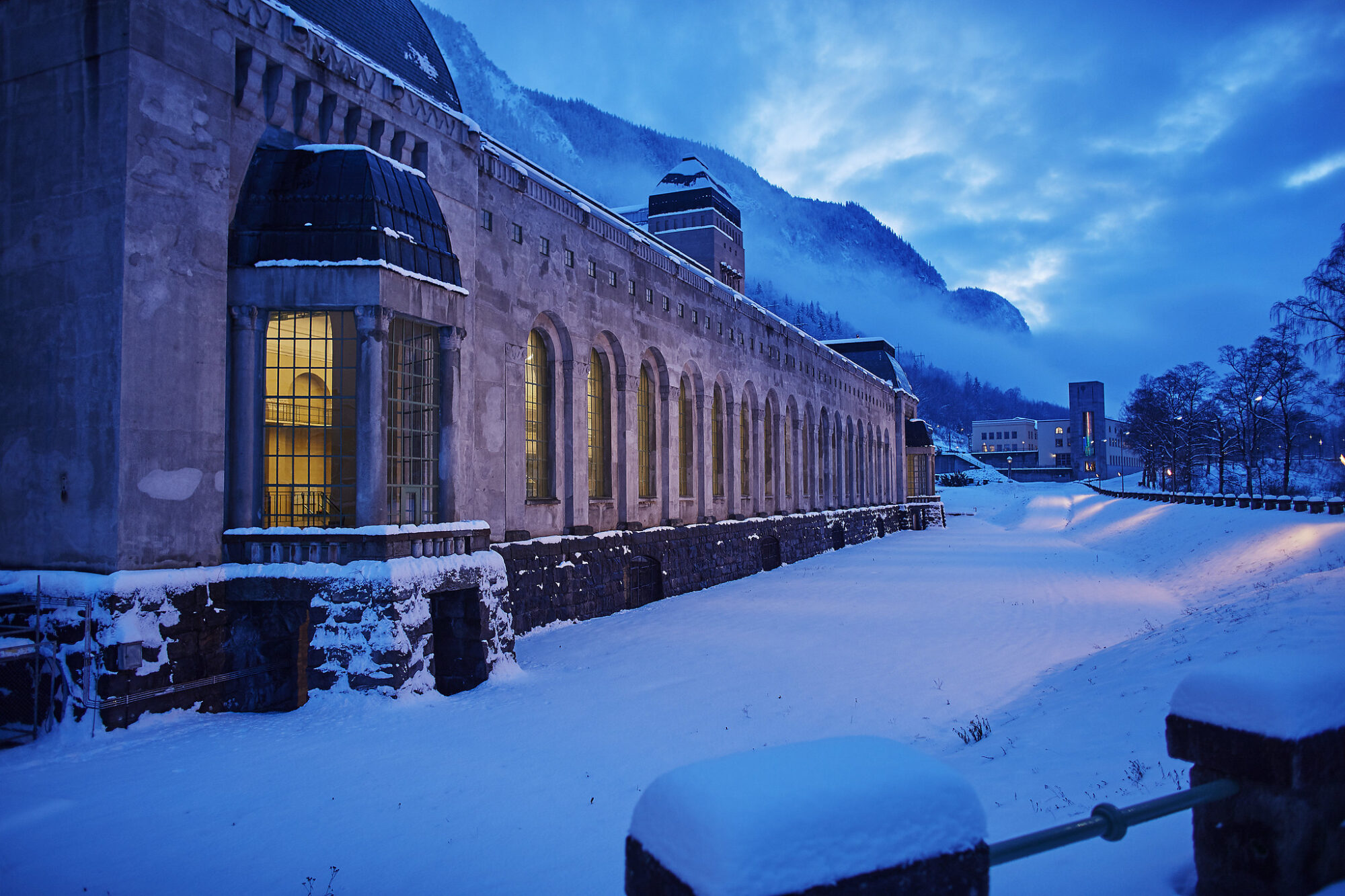 STARTEN PÅ EVENTYRET: Vemork og Rjukan - hvor det norske industrieventyret på mange måter startet. Ville det vært mulig å få til noe tilsvarende i dag, spør artikkelforfatteren. FOTO: Hydro 