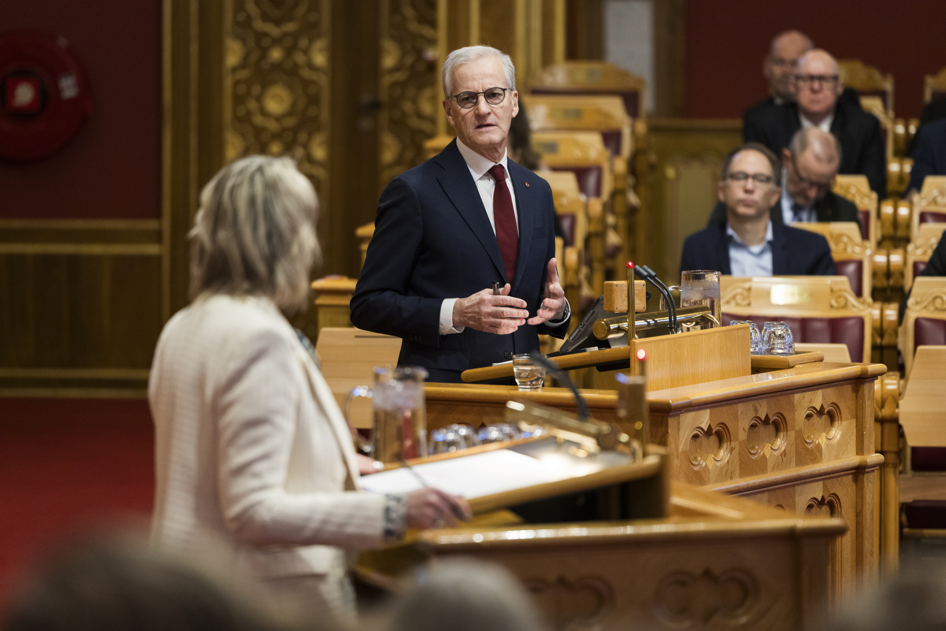 Statsminister Jonas Gahr Støre forsvarer regjeringens budsjettforlik i Stortinget 3. desember. Frps leder Sylvi Listhaug var, ikke uventet, en av de skarpeste kritikerne. FOTO: 
Peter Mydske / Stortinget